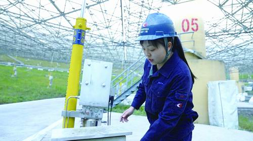 “中国天眼”停机维护期间，孙纯在工程现场。李子锋/摄