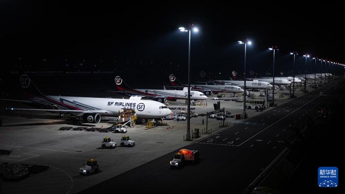 5月25日凌晨拍摄的鄂州花湖国际机场停机坪一角。 新华社记者 肖艺九 摄