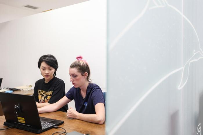 月27日，阿加莎（右）在中国科学院深海科学与工程研究所和同事交流。