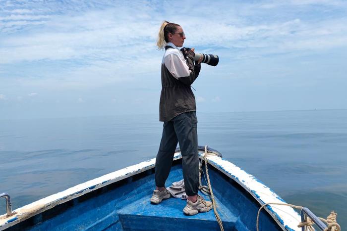 5月22日，阿加莎在广西钦州一处海域寻找中华白海豚。