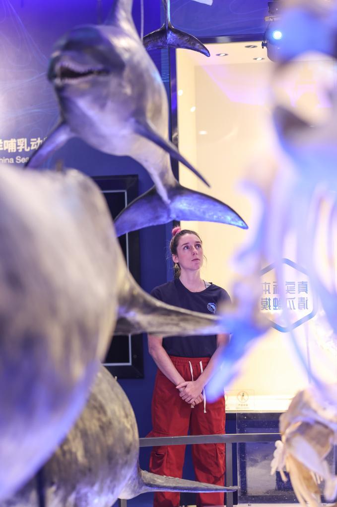 2月27日，阿加莎走在中国科学院深海科学与工程研究所的鲸豚标本馆里。