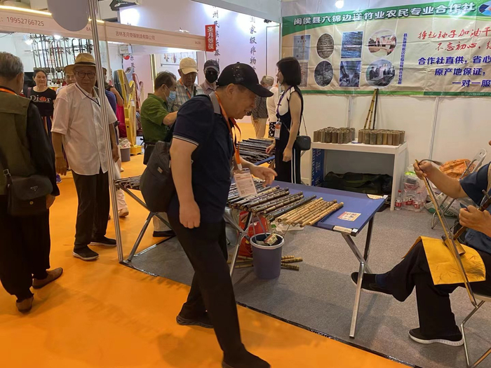 陈行辉带着闽侯紫竹参加展会 受访者供图