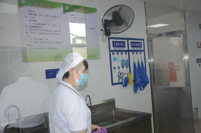 石山中学后厨工具、抹布整齐悬挂。吴采平/摄