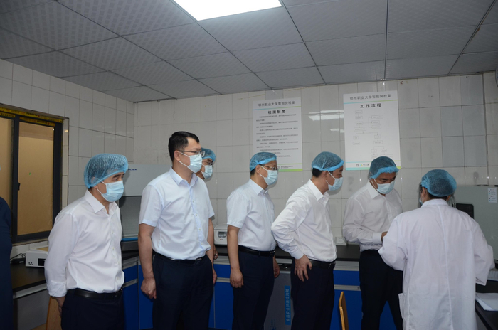 与会代表现场观摩鄂州职业大学快检室。吴采平/摄