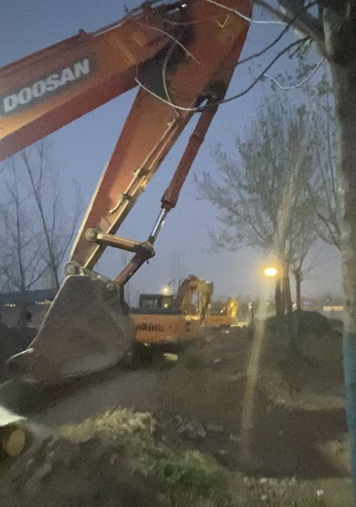 冲突之后，拆迁机械纷纷撤离。