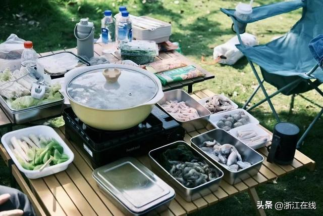 纪欣与朋友准备的户外火锅 受访者供图