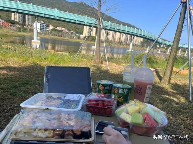 杨子涵与朋友户外野餐 受访者供图