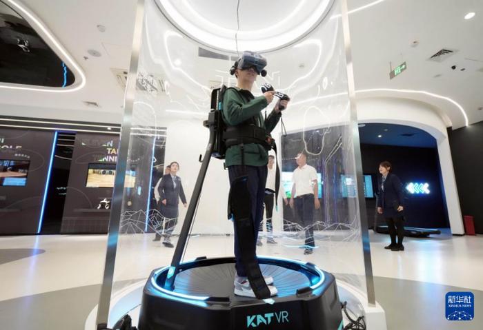 6月1日，昆山元宇宙产业园的元宇宙展示厅里，一名参观者在体验VR游戏。新华社记者 李尕 摄