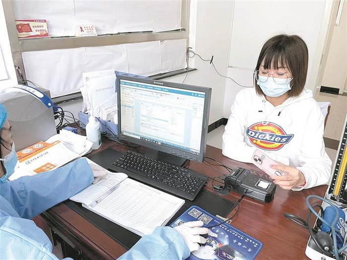     6月2日，一位博尔塔拉蒙古自治州的居民在五师医院黄河社区门诊就诊后，使用医保电子凭证结算。    徐倩倩  摄