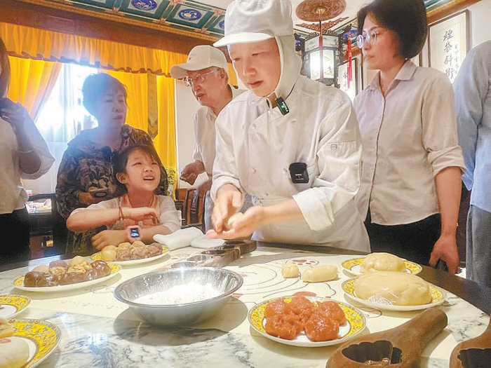 市民游客学习制作五毒饼。 本报记者 杨天悦摄