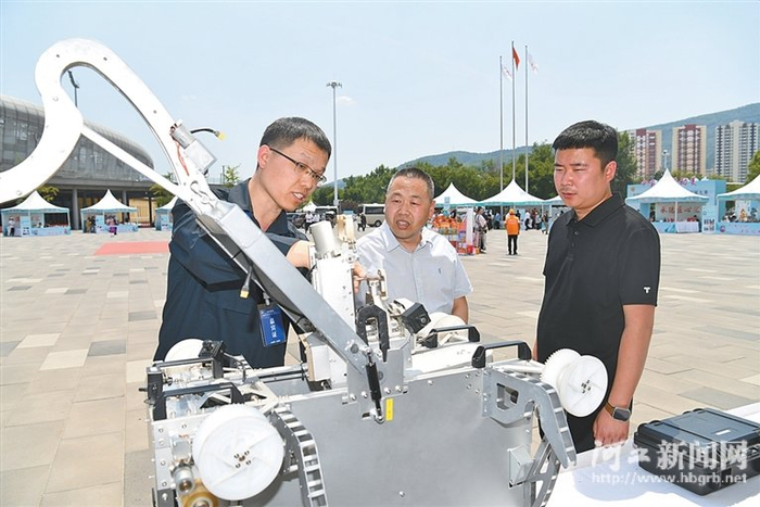 30余位劳模工匠化身"摊主"秀绝活