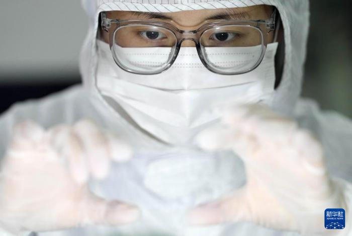 6月2日，工作人员在苏州光电技术研究院的微纳光学公共服务平台车间内检测材料。新华社记者 李尕 摄