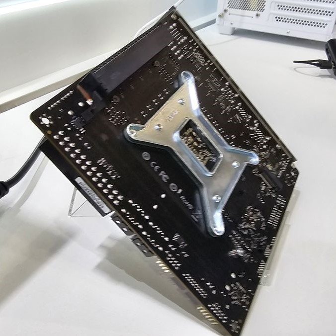▲ 主板背面，可见上部的主 PCIe 插槽和下部的 M.2 盘位图源 Tom's Hardware，下同