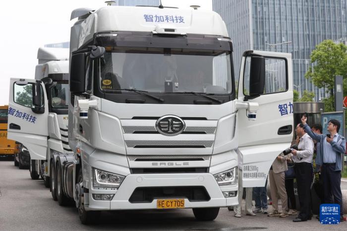 6月1日，人们在参观两辆由苏州智加科技有限公司与车企共同开发的智能驾驶重型卡车。新华社记者 杨磊 摄