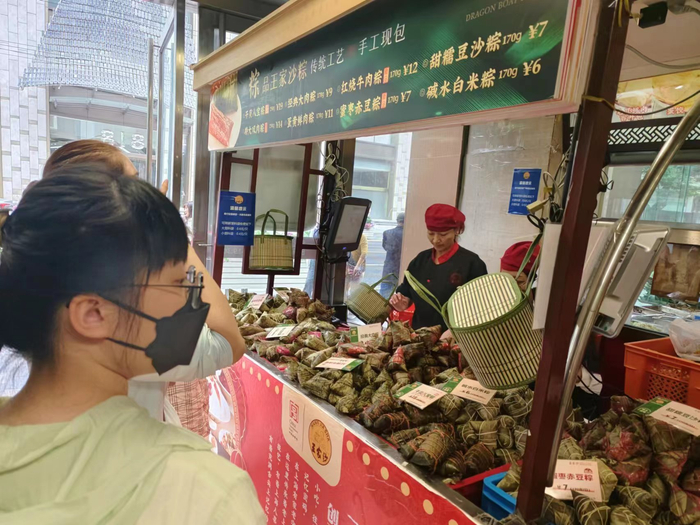 食客现场购买粽子。劳动报记者陆燕婷 摄影