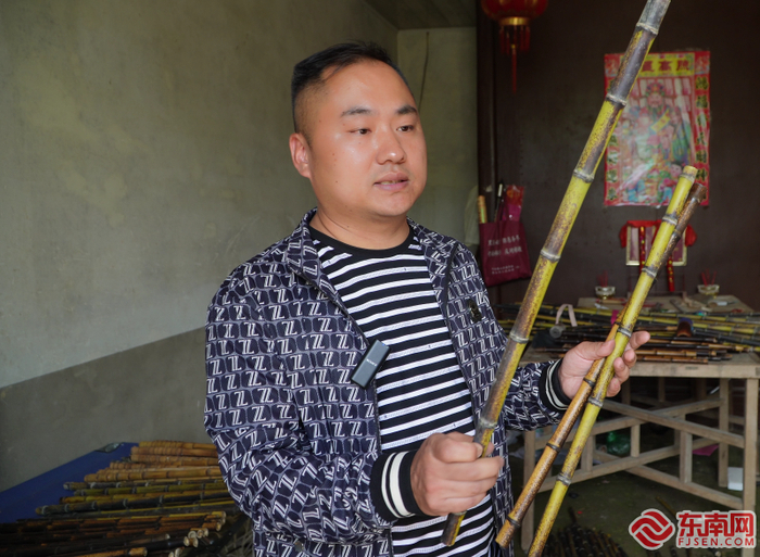 陈行辉展示紫竹 东南网记者 吴德城 摄