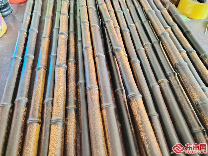 刚烤制过的紫竹杆 东南网记者 王倩雯 摄