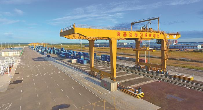 日上午,一列装载600余吨进口苜蓿草的集装箱班列从天津港新港北站驶出