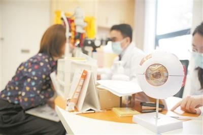 医务人员为群众提供眼底检查、眼压检查、视力检查等诊疗服务。 (周楠)