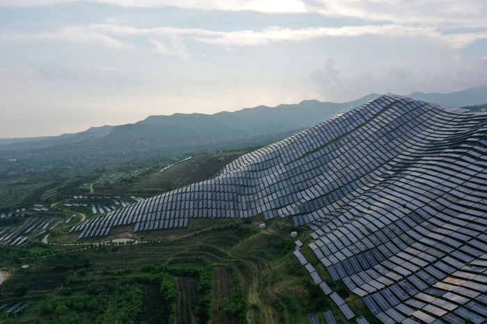 这是在山西省芮城县学张乡拍摄的光伏电站（无人机照片，2023年7月12日摄）。新华社记者 詹彦 摄