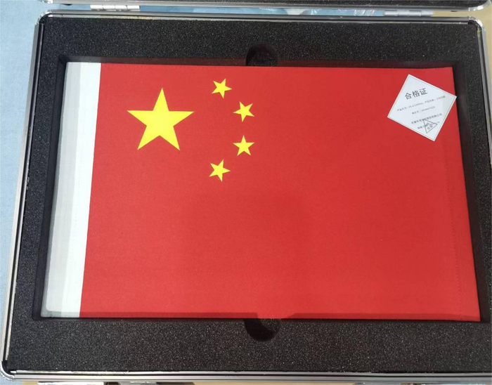 （嫦娥六号月面国旗交付正样件）