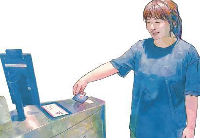 在上海东方明珠广播电视塔，游客刷社保卡通过闸机。 资料照片