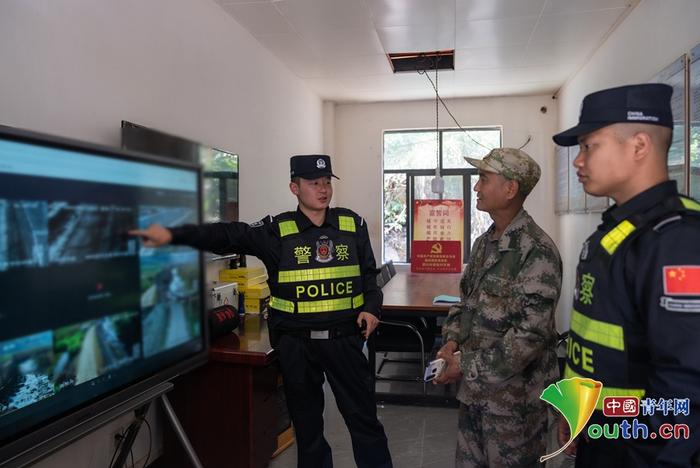 民警和联防员对边境进行视频巡查。吴志坚　摄