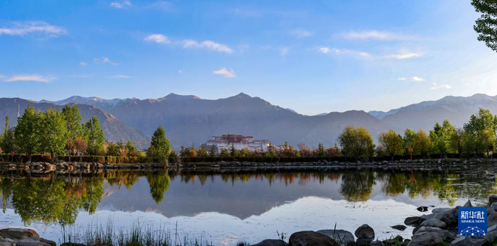   拉萨南山公园一景。新华社记者姜帆 摄