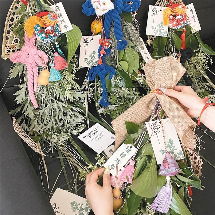 曲江新区某花艺店制作售卖的“艾草门挂”