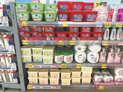 洗衣凝珠产品数量不断攀升，超市货架上出现越来越多的洗衣凝珠。