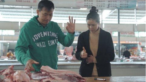 　　罗娟罗瑞准备晚上所用食材。冉正鸿 | 摄