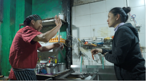 　　姐弟罗娟罗瑞在无声饭店内工作。冉正鸿 | 摄