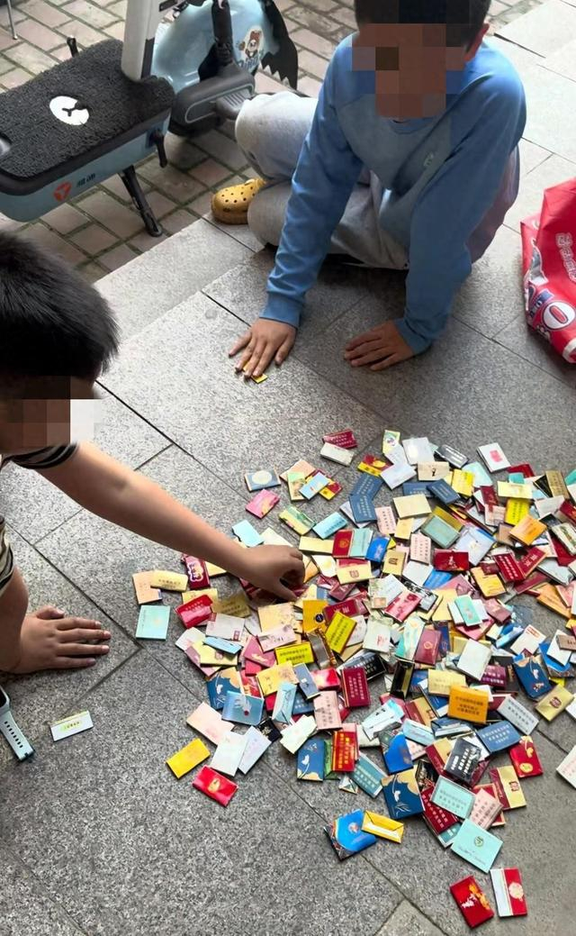 孩子们正在玩烟牌（青岛市民宗先生拍摄）