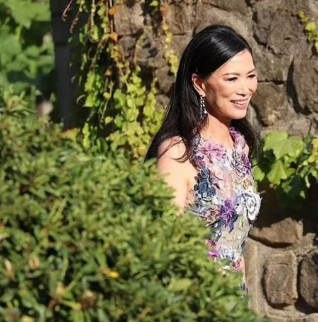  ·邓文迪出席默多克与茹科娃的婚礼。