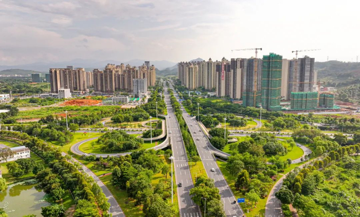 芙蓉新区道路四通八达。张伟杰 摄