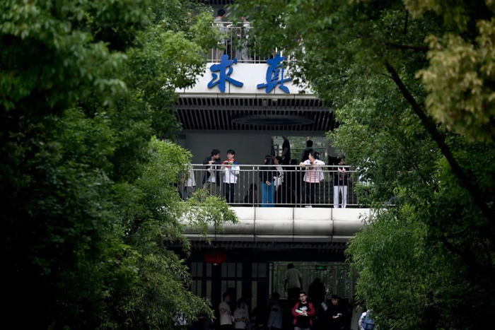 6月7日，考生在安徽合肥市五十中学天鹅湖教育集团天鹅湖校区考点内候考。新华社记者 黄博涵 摄