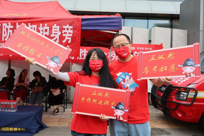 高考首日送考名场面来了!稳了稳了!