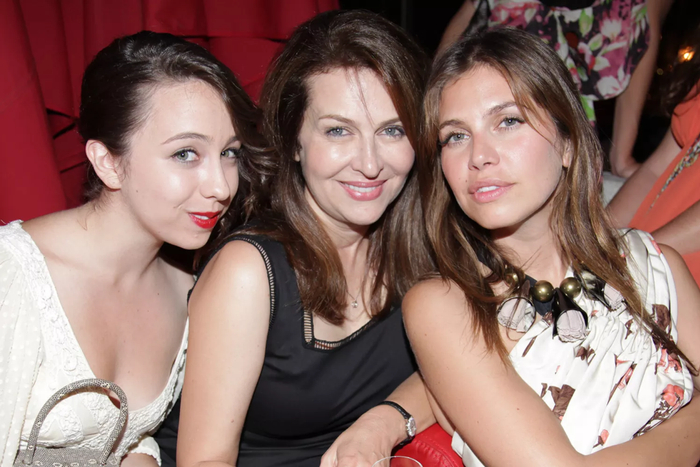  ·茹科娃（中）与两个女儿达莎（右）、卡佳一起参加威尼斯国际艺术双年展。