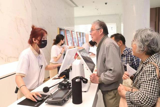 观众在咨询影城工作人员。 赖鑫琳 摄