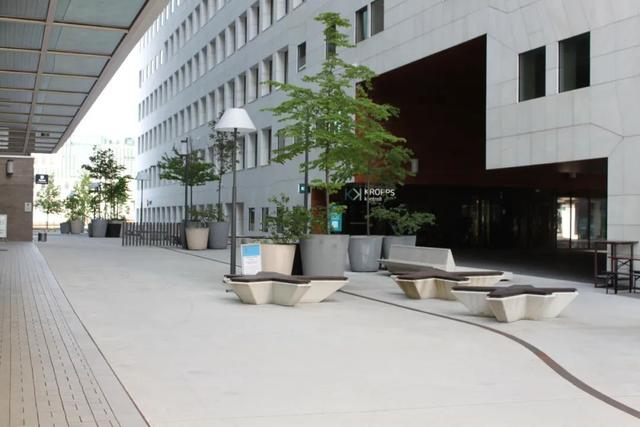 新的设计方案中，通过平行分布的公共通道保障高层建筑组群前后视野贯通（摄影/周正） 