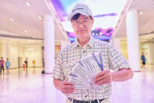 梅海星展示他购买的电影票。 赖鑫琳 摄