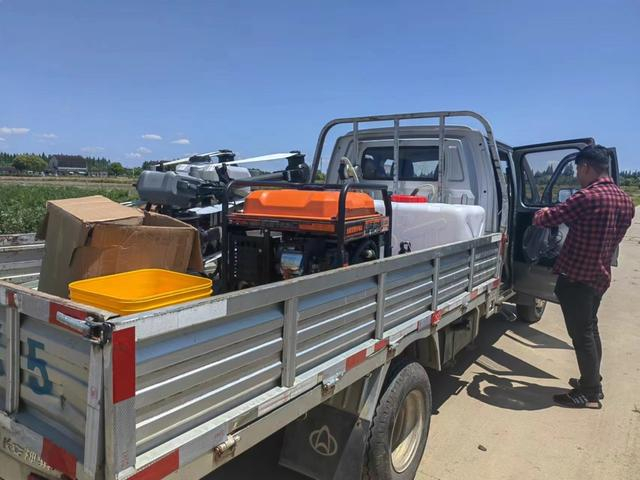 飞手们出去作业时，一辆车上通常要装载无人机、发电机、水箱等设备。 张凌云 摄