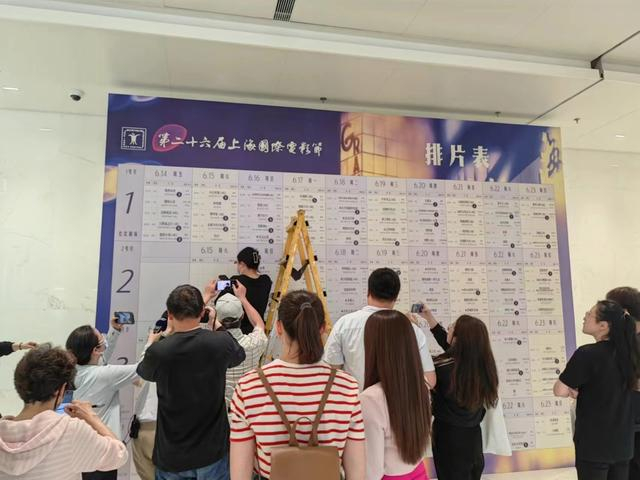 工作人员爬上梯子，开始贴上一个个“满”字。 钟菡 摄