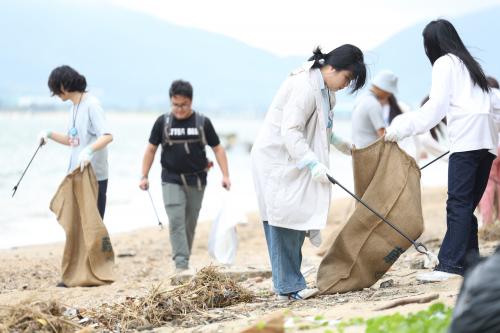 志愿者们积极清理海滩上的废弃渔网和生活垃圾