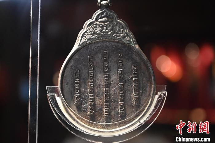 4月8日拍摄的元代八思巴文银字符牌。李亚龙 摄