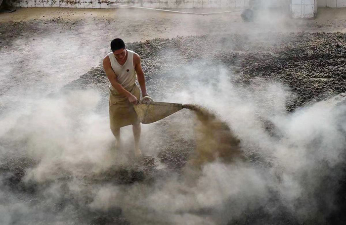 增长与滑落的反差，折射出贵州白酒产业在高速成长之下，正面临着盈利能力逐步削弱的现实问题。