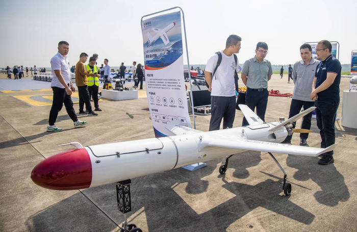 武汉经开区汉南通用机场，观众在参观一款无人飞行器。（湖北日报全媒记者 柯皓 通讯员 李岿 摄）