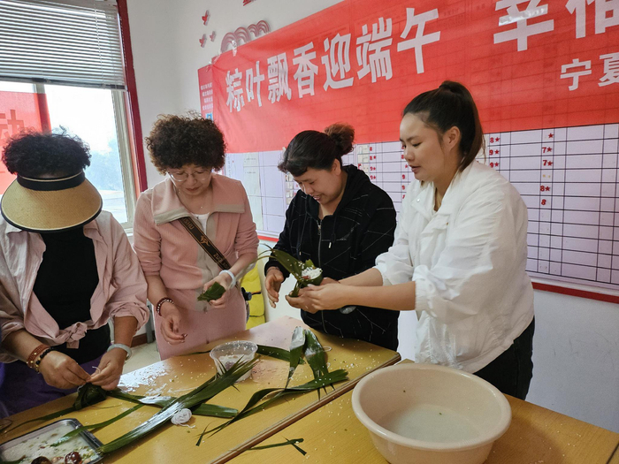 包粽子。