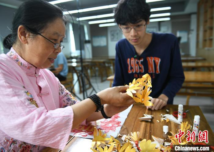 泰国"z世代"洋弟子在华学非遗:把"纸上生花"的技艺"剪"向世界