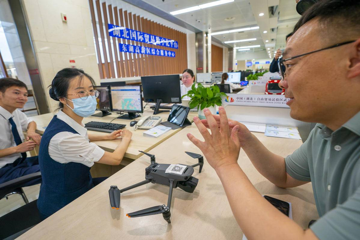 武汉东湖高新区政务服务中心，市民在办理无人机空域申请和登记注册等服务。（湖北日报全媒记者 魏铼 通讯员 吴非 曾宪雯 摄）